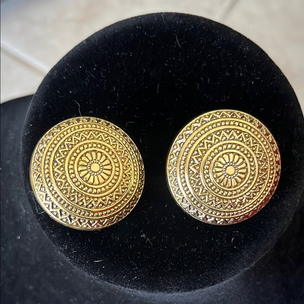 Vintage 90s, Y2K  Gold Spiral Stud Earrings with Intricate Design